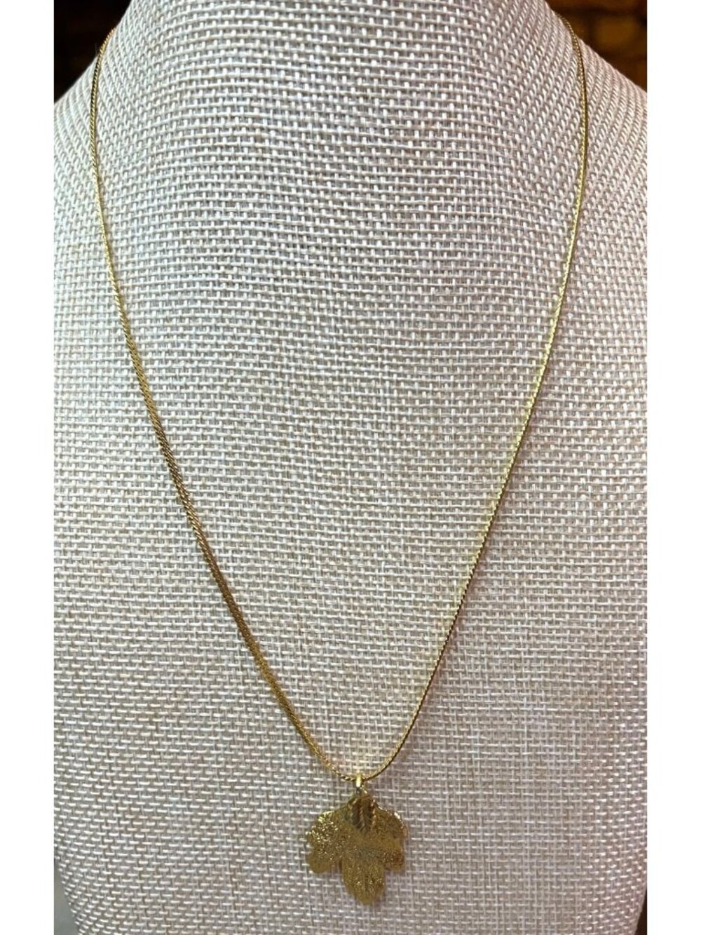 Vintage Gold Tone Leaf Pendant Necklace